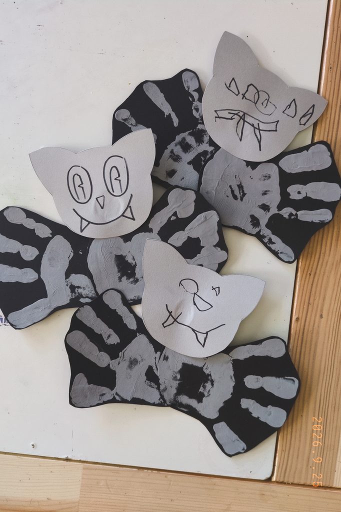 halloween handprint bat craft for toddlers.